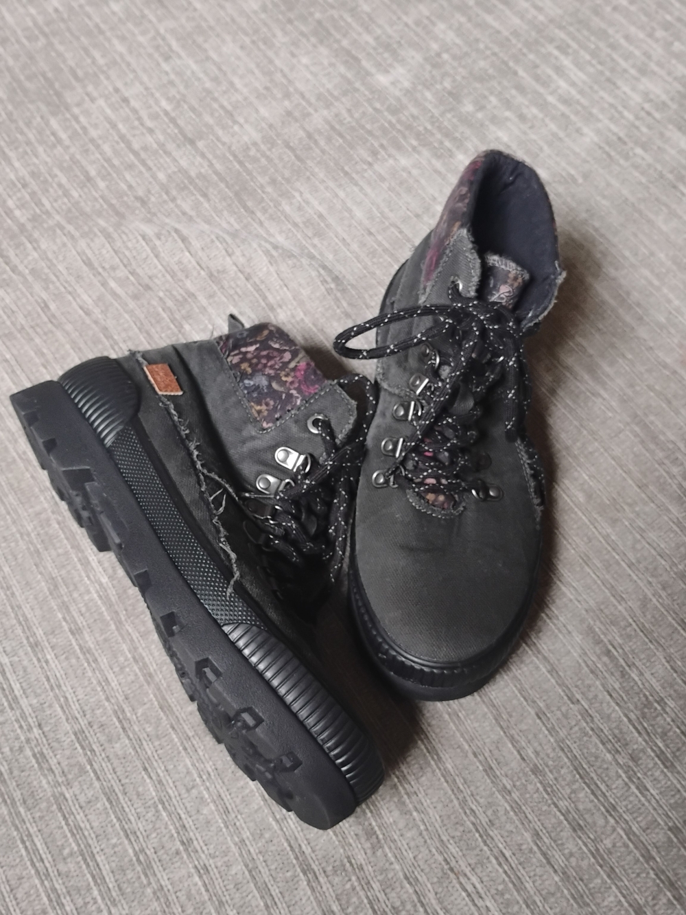 Blowfish Malibu Womens Gray Floral Canvas Combat Hiking Lug Sole Boots